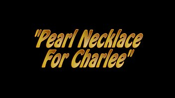 Сексуальная милфа Charlee Chase получает жемчужное ожерелье