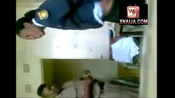 Африканский полицейский трахает женщину-полицейского в офисе вокзала