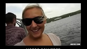 Шлюховатой чешской крошке-блондинке платят наличными за публичный секс