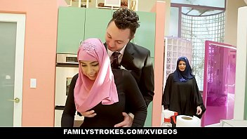 FamilyStrokes - пакистанская жена (Элла Нокс) скачет на члене в хиджабе