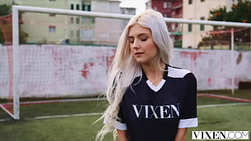 Фанатка VIXEN Ева Эльфи соблазняет свою любимую футбольную звезду