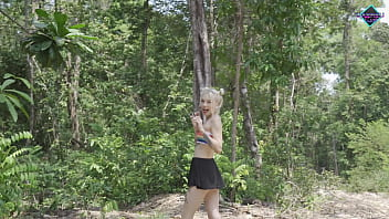 Сочный минет в лесу от горячей блондинки с камшотом на лицо. Карнели Банди
