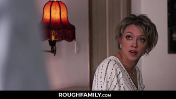 Мама утешает сына - RoughFamily.com