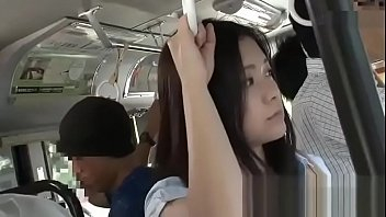 Кто она такая? Японку нащупали в автобусе и трахнули на парковке