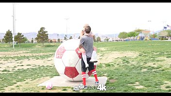 Tiny4K - горячая футболистка забивает миниатюрной блондинке Cleo Vixen