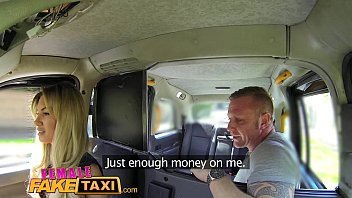 Женский фейковый таксист принимает камшот на лицо за плату