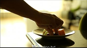 Passion-HD симпатичная тинка ест фрукты и член на завтрак