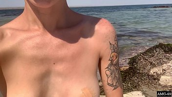 Худенькая девушка публично мастурбирует на пляже