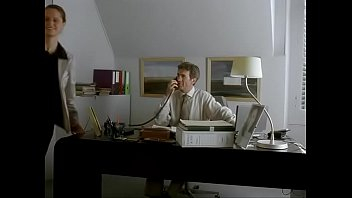 (эротика) секретарша дразнит своего босса в офисе
